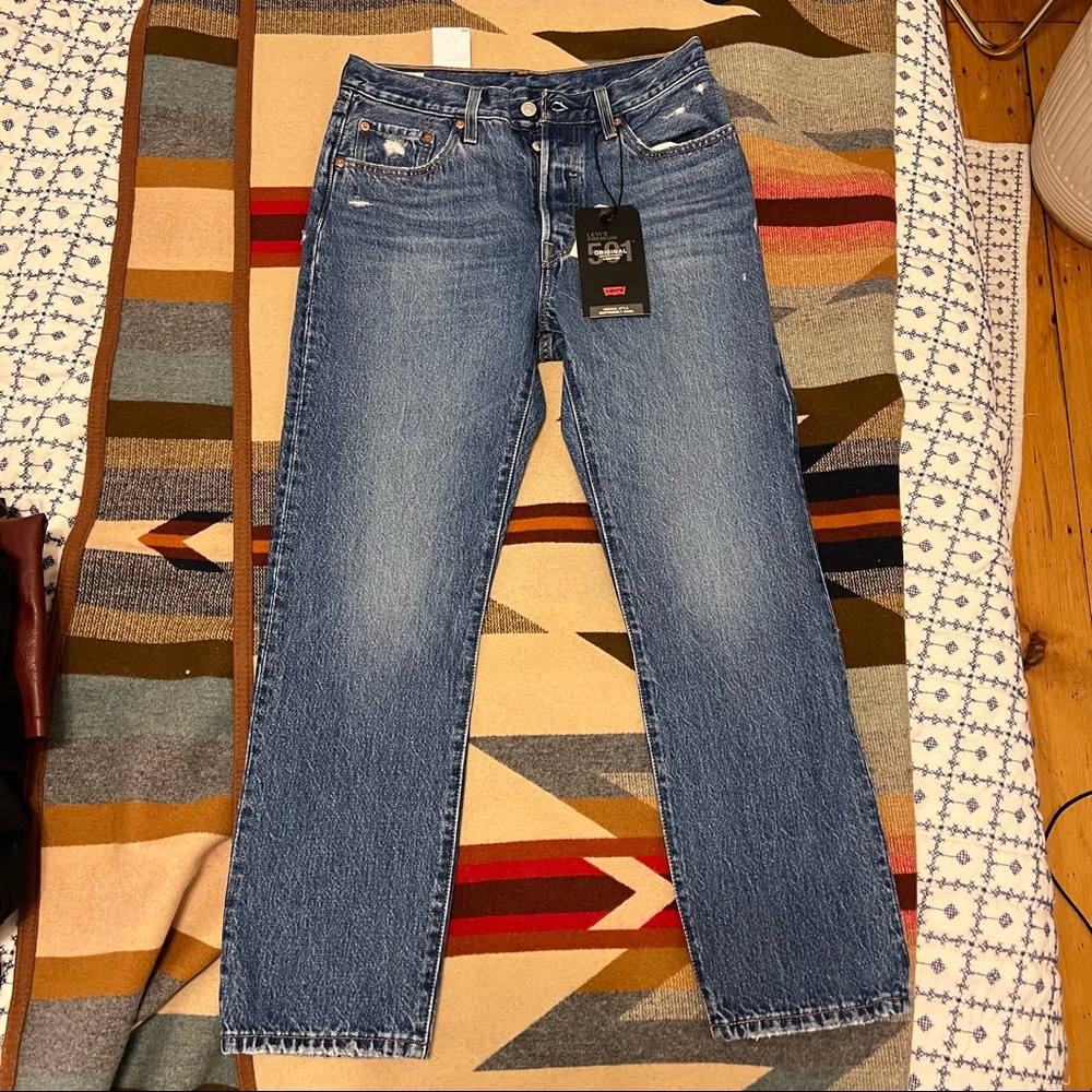 NWT Levi’s 501 Original Fit Cropped Women’s Jeans in Athens Noon Medium Wash
